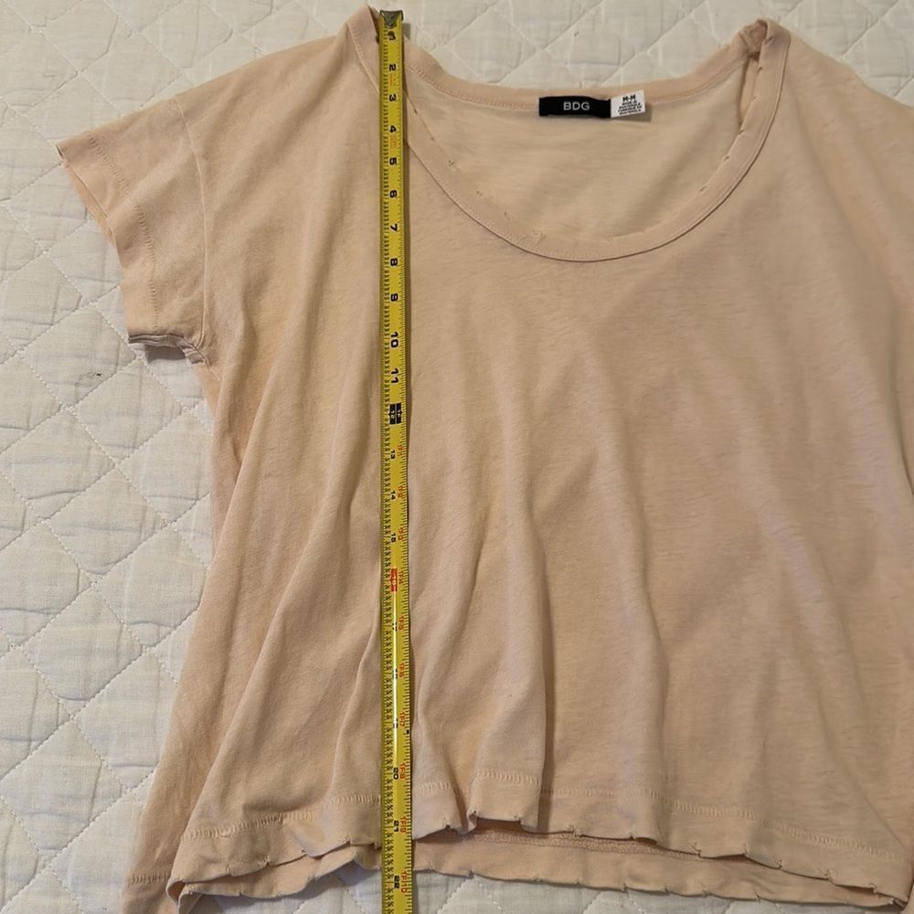 NWOT UO BDG Loose Fit Relaxed Tee with Hem Distressing Light Peach Color Size M - Picture 3 of 11
